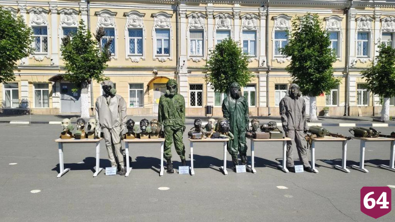 На площади в Вольске открыли выставку военной техники